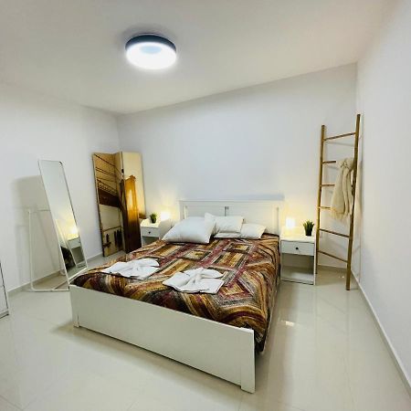 Haris White Apartment Roussospition ภายนอก รูปภาพ