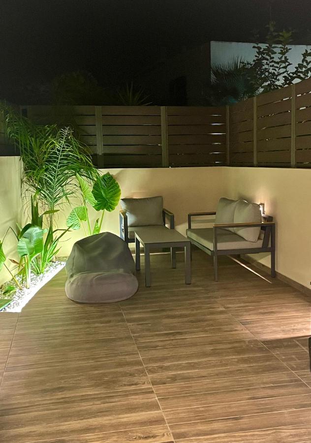 Haris White Apartment Roussospition ภายนอก รูปภาพ